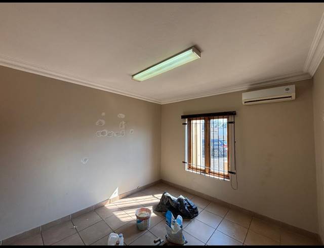 76M² BUSINESS TO LET IN CLUBVIEW